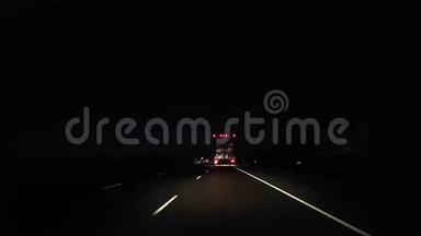 夜间高速公路大型货车。 在州际公路上跟随车辆进行POV流水线的司机视角